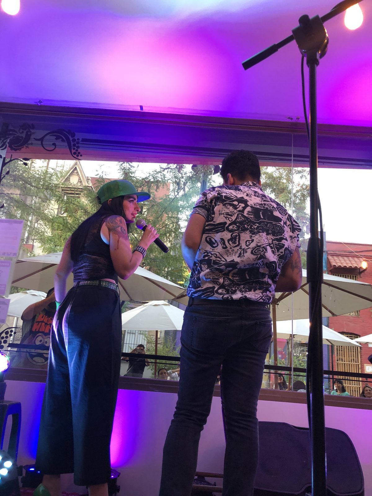 Show en la tarima que parecía un acuario, con la calle de espectadora