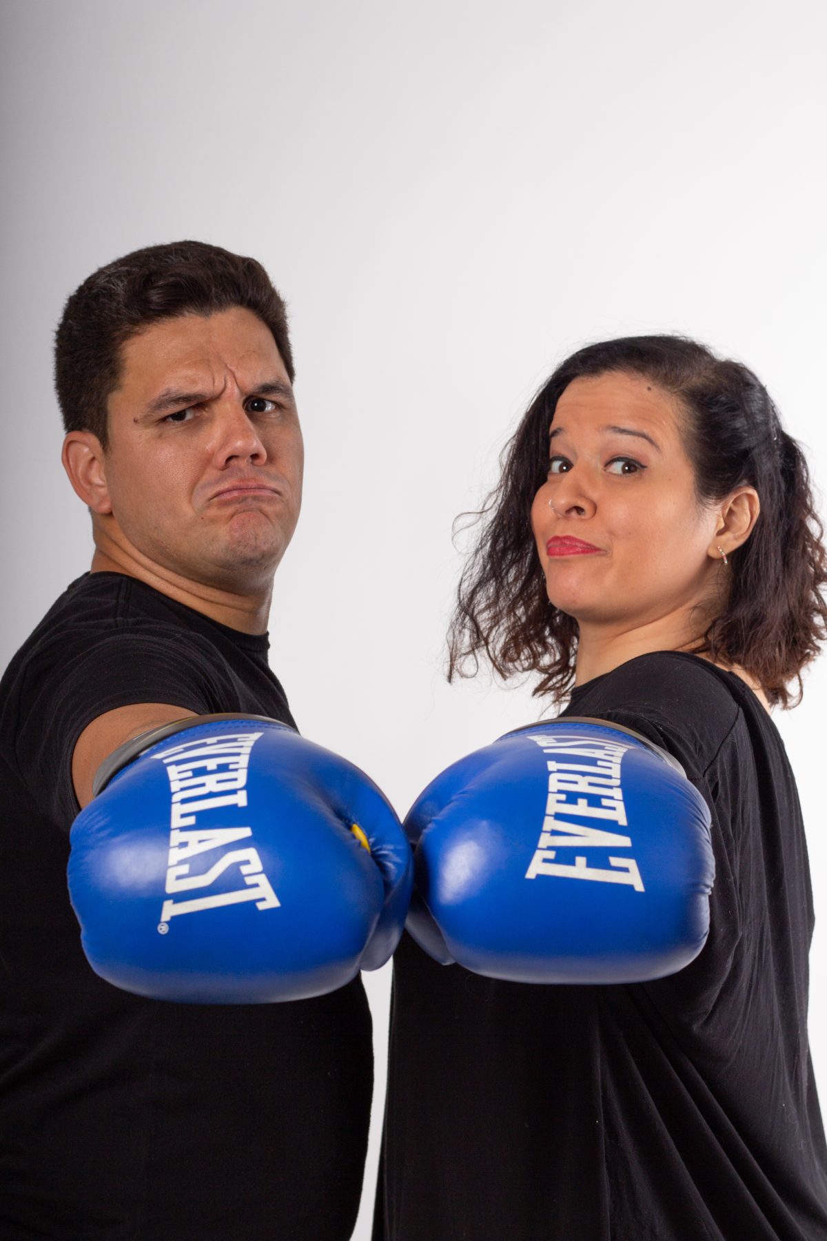 Janset Rojas e Iann Yanes con guantes de box, mirando a cámara con cara de pelea fingida