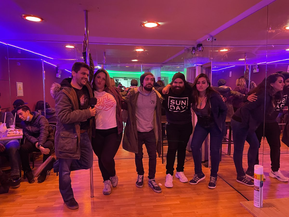 El elenco en el club de caballeros reconvertido, caño incluido